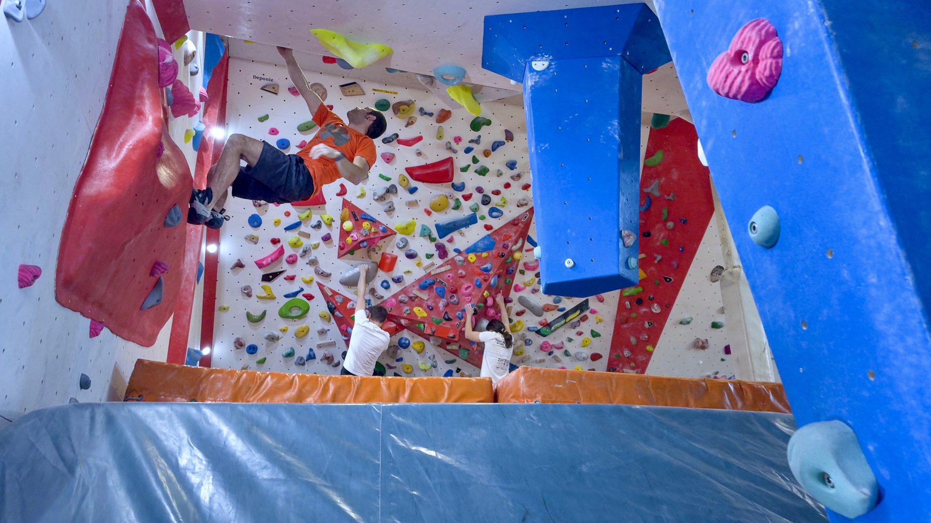 Jahresabo Klettern — 24/7 Zugang Boulderhalle Adliswil